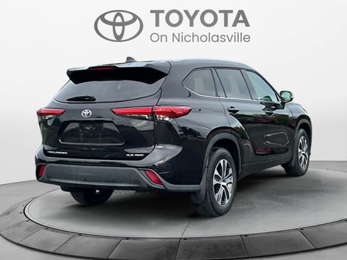 Used 2021 Toyota Highlander XLE AWD/4WD image 5