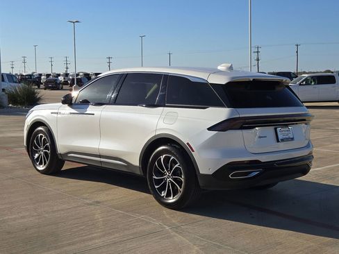 Used 2024 Lincoln Nautilus Premier image 5