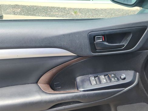 Used 2019 Toyota Highlander Plus AWD/4WD image 13