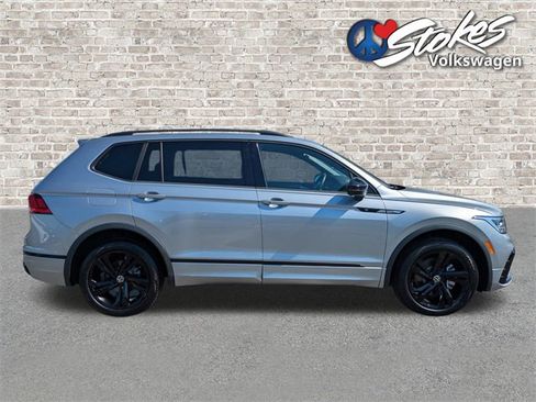 Certified 2024 Volkswagen Tiguan SE R-Line image 3