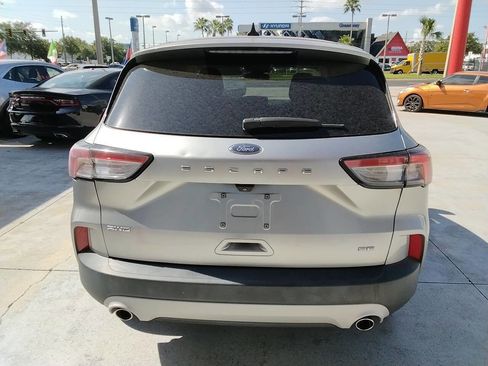 Used 2022 Ford Escape SE image 5