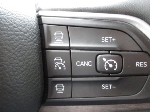 Used 2023 Jeep Grand Cherokee Limited w/ Black Appearance Package image 28