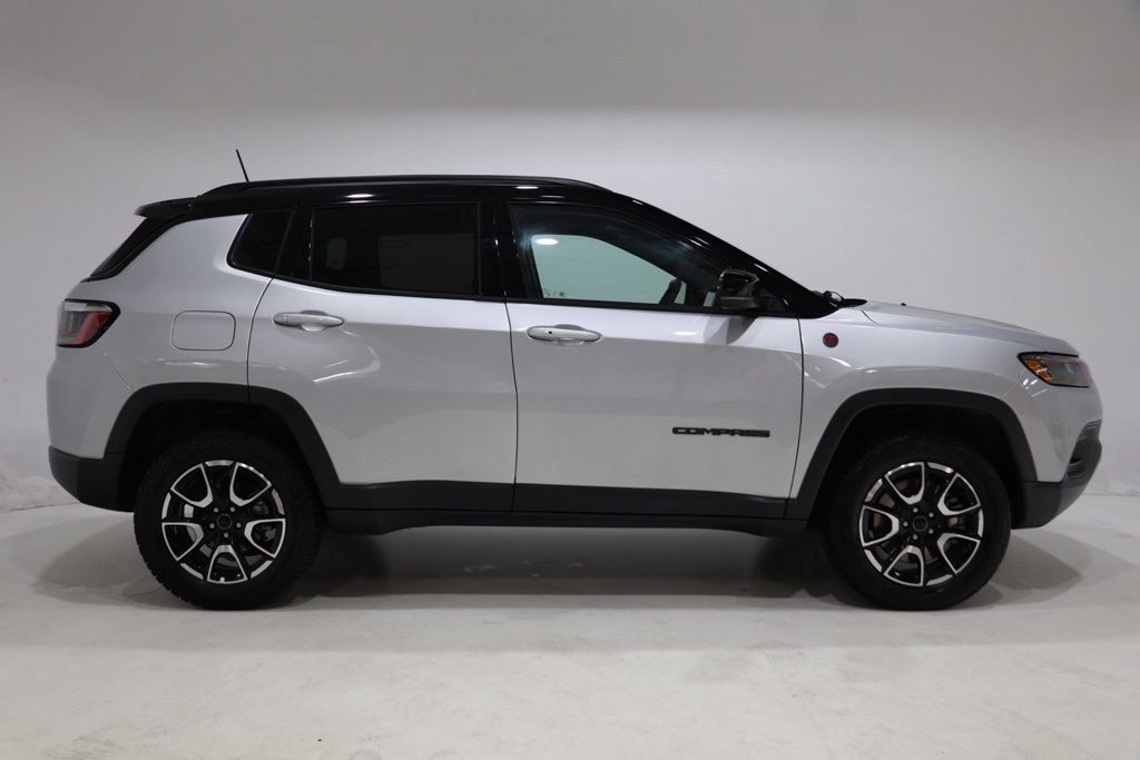 Used 2025 Jeep Compass Trailhawk AWD/4WD image 8