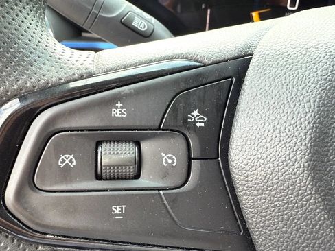 Used 2025 Chevrolet Trax LT FWD image 19