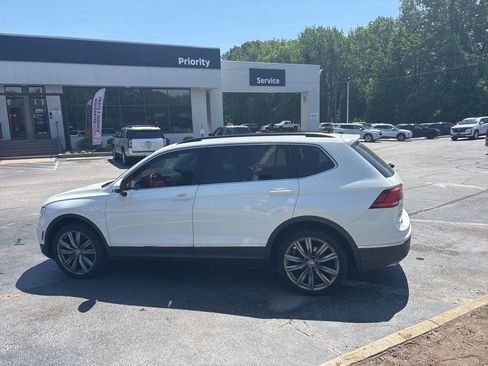 Used 2018 Volkswagen Tiguan SE w/ Panoramic Sunroof Package image 4