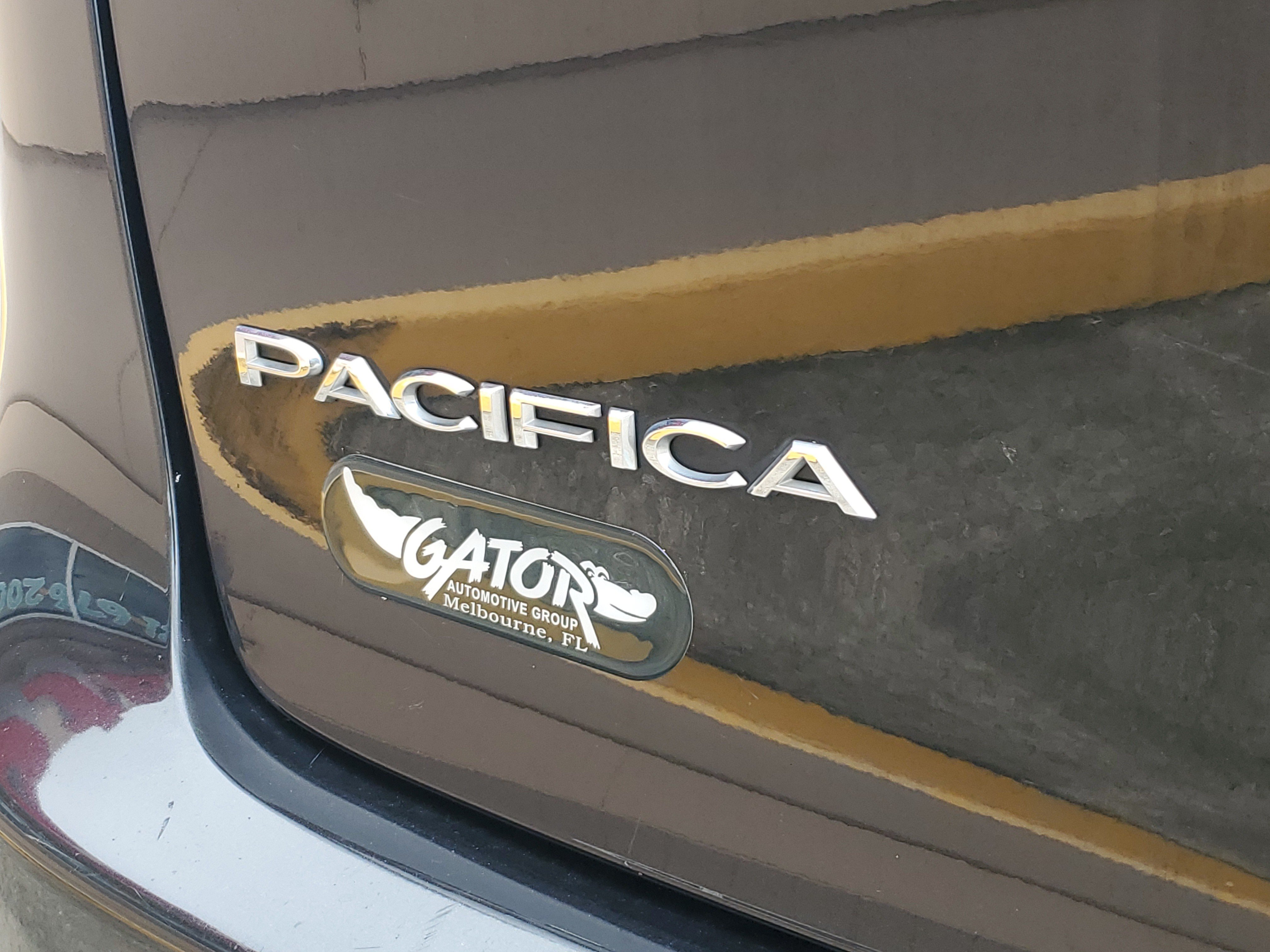 Used 2018 Chrysler Pacifica Touring-L FWD image 6