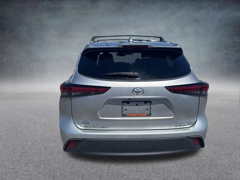 Used 2023 Toyota Highlander XLE AWD/4WD image 4