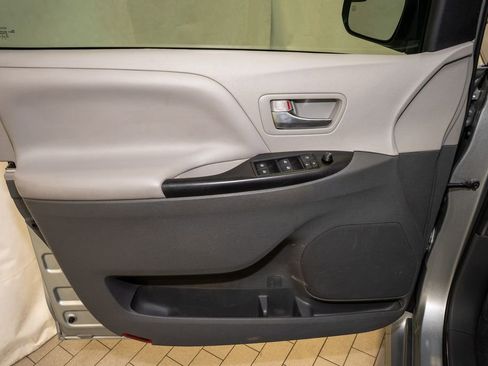 Used 2020 Toyota Sienna LE image 11