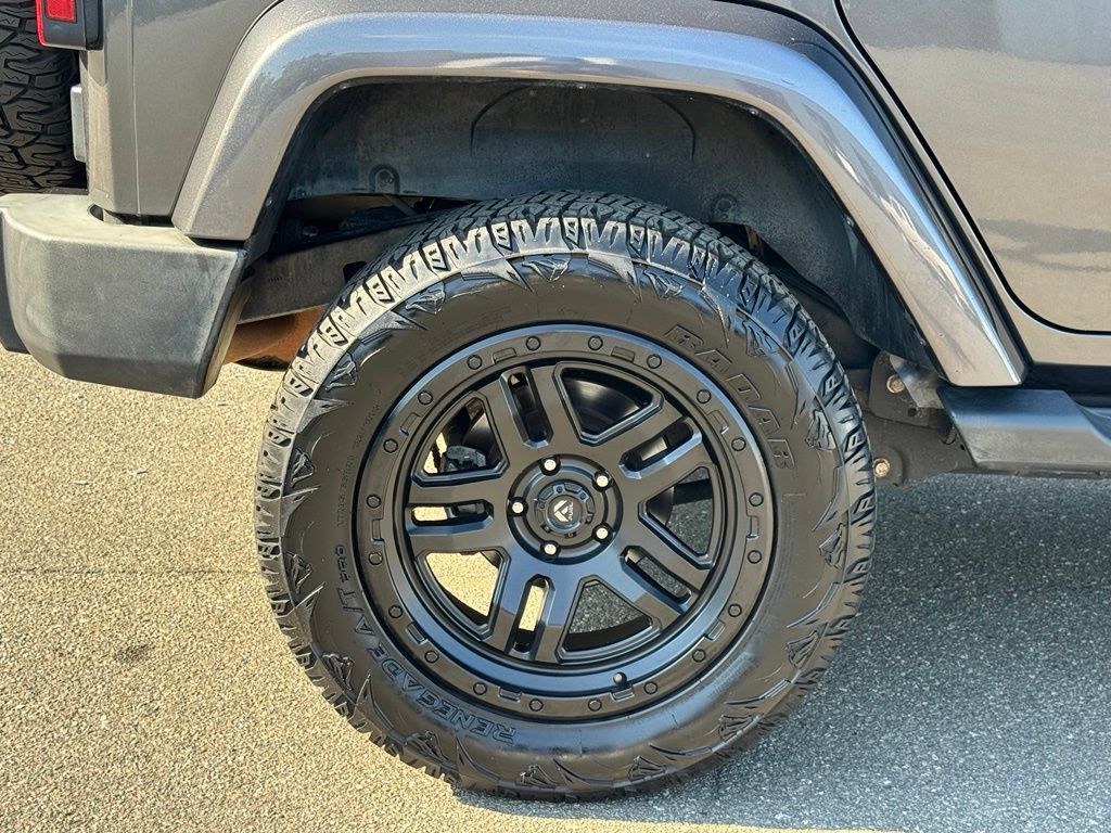 Used 2017 Jeep Wrangler Unlimited Sahara w/ Connectivity Group AWD/4WD image 36