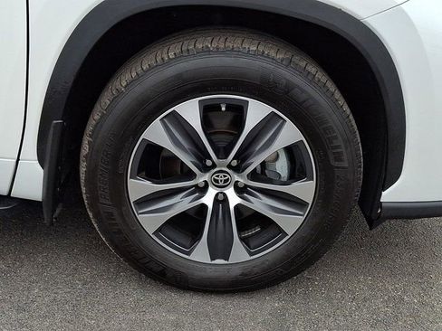 Used 2024 Toyota Highlander XLE FWD image 11