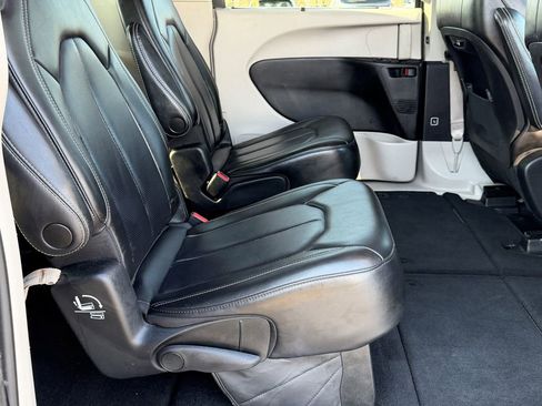 Used 2023 Chrysler Pacifica Touring-L image 10