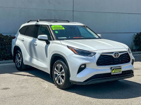 Used 2022 Toyota Highlander XLE FWD image 3