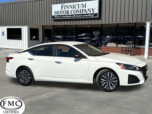 Used 2025 Nissan Altima 2.5 SV image 1