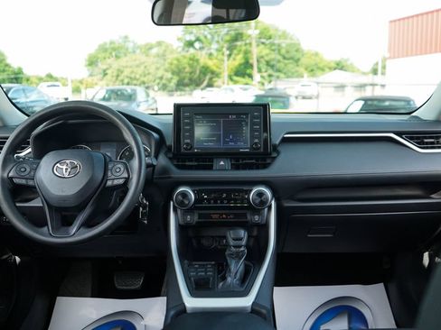 Used 2021 Toyota RAV4 LE AWD/4WD image 9