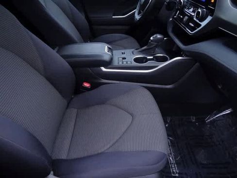 Used 2023 Toyota Highlander LE image 17