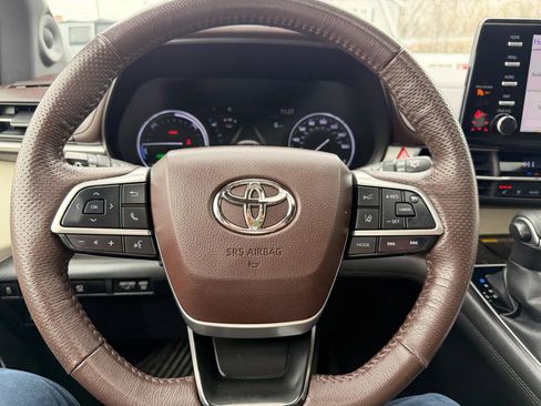 Used 2022 Toyota Sienna Platinum image 32