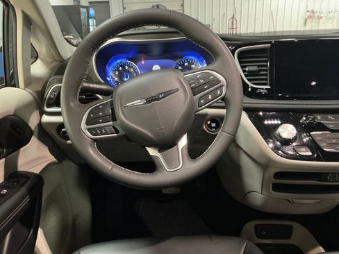 Used 2023 Chrysler Pacifica Touring-L AWD/4WD image 17