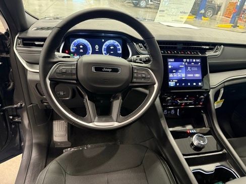 New 2025 Jeep Grand Cherokee Laredo w/ Luxury Tech Group I image 8