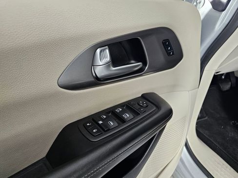 Used 2023 Chrysler Pacifica Touring-L image 19
