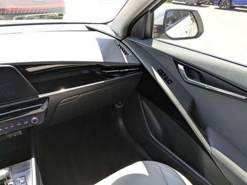 Certified 2023 Kia Niro EX FWD image 17