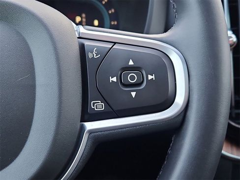 Used 2022 Volvo XC60 B5 Momentum image 28