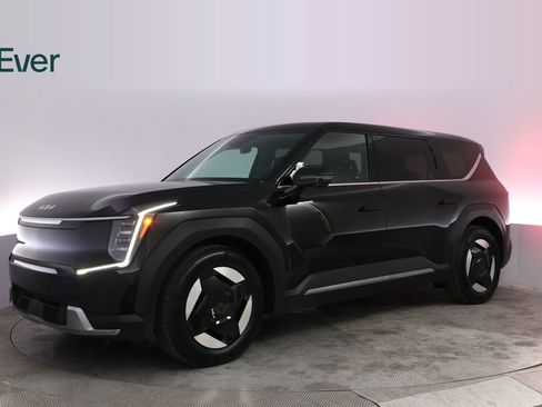 Used 2024 Kia EV9 Light Long Range RWD image 18