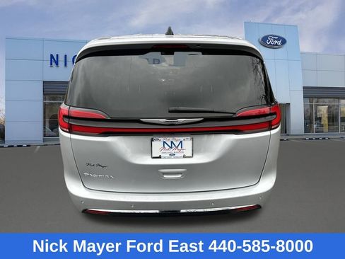 Used 2023 Chrysler Pacifica Touring-L image 6