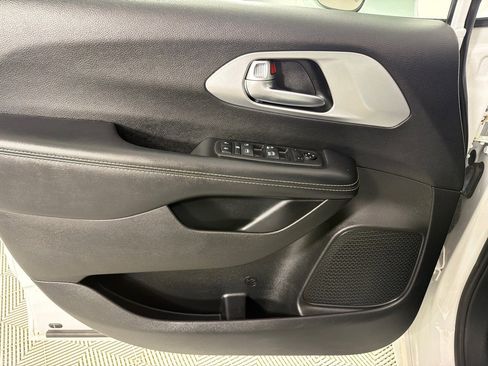 Used 2018 Chrysler Pacifica Touring Plus w/ S Appearance Package FWD image 10