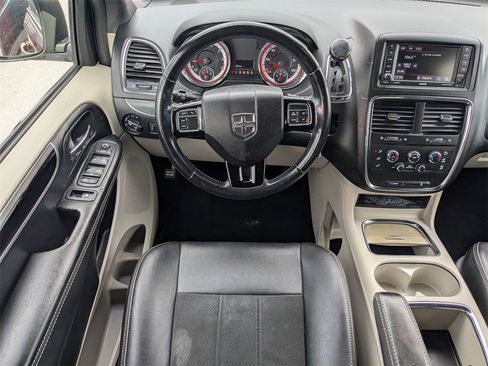Used 2019 Dodge Grand Caravan SXT image 16