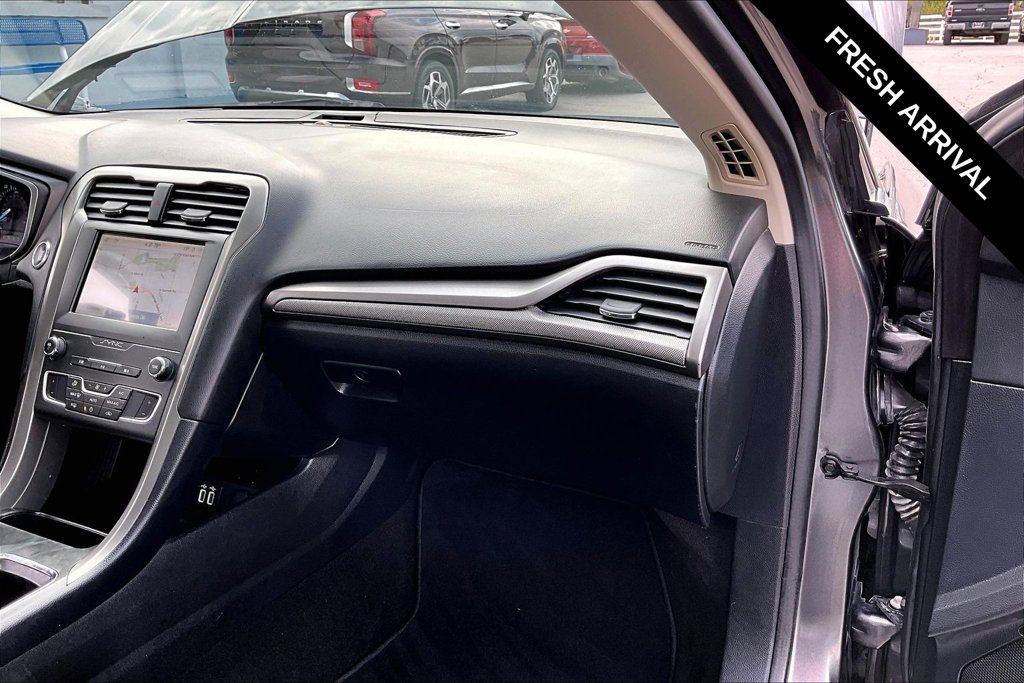 Used 2020 Ford Fusion SE FWD image 25
