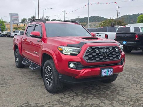 Used 2020 Toyota Tacoma TRD Sport w/ TRD Premium Sport Package AWD/4WD image 4