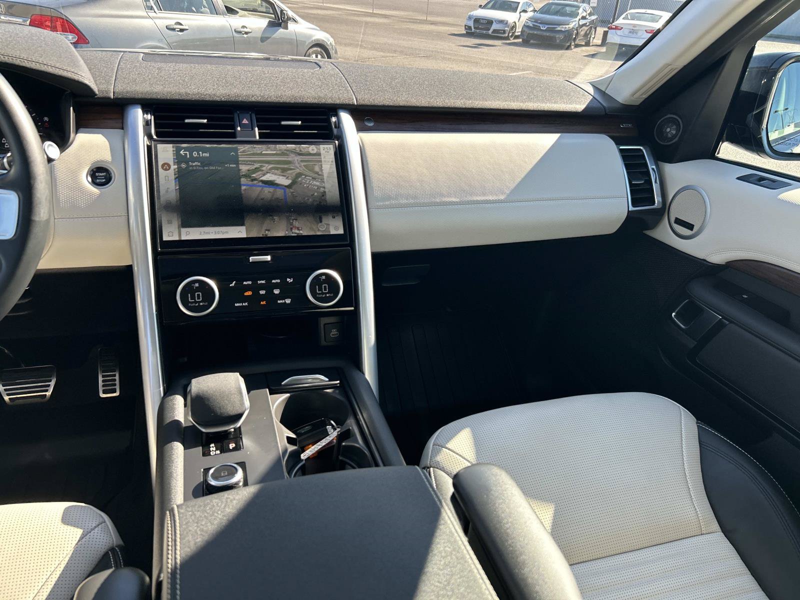Used 2025 Land Rover Discovery Dynamic SE AWD/4WD image 23