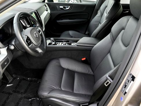 Used 2025 Volvo XC60 B5 Plus image 10