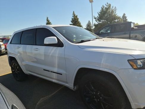 Used 2018 Jeep Grand Cherokee Altitude AWD/4WD image 4