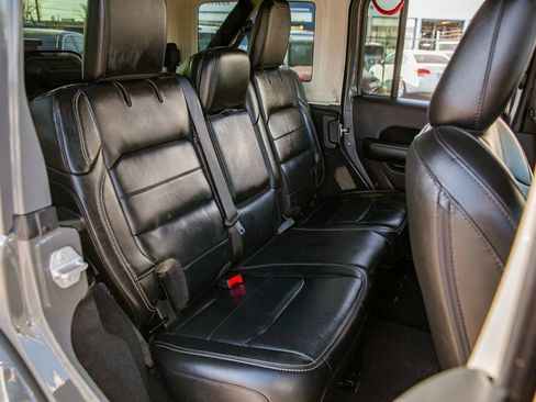 Used 2018 Jeep Wrangler Unlimited Sahara image 12