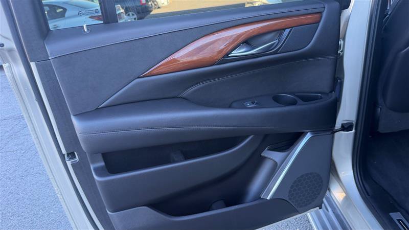 Used 2017 Cadillac Escalade ESV Luxury AWD/4WD image 19
