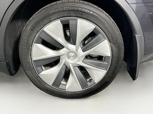 Used 2024 Tesla Model Y Long Range image 11