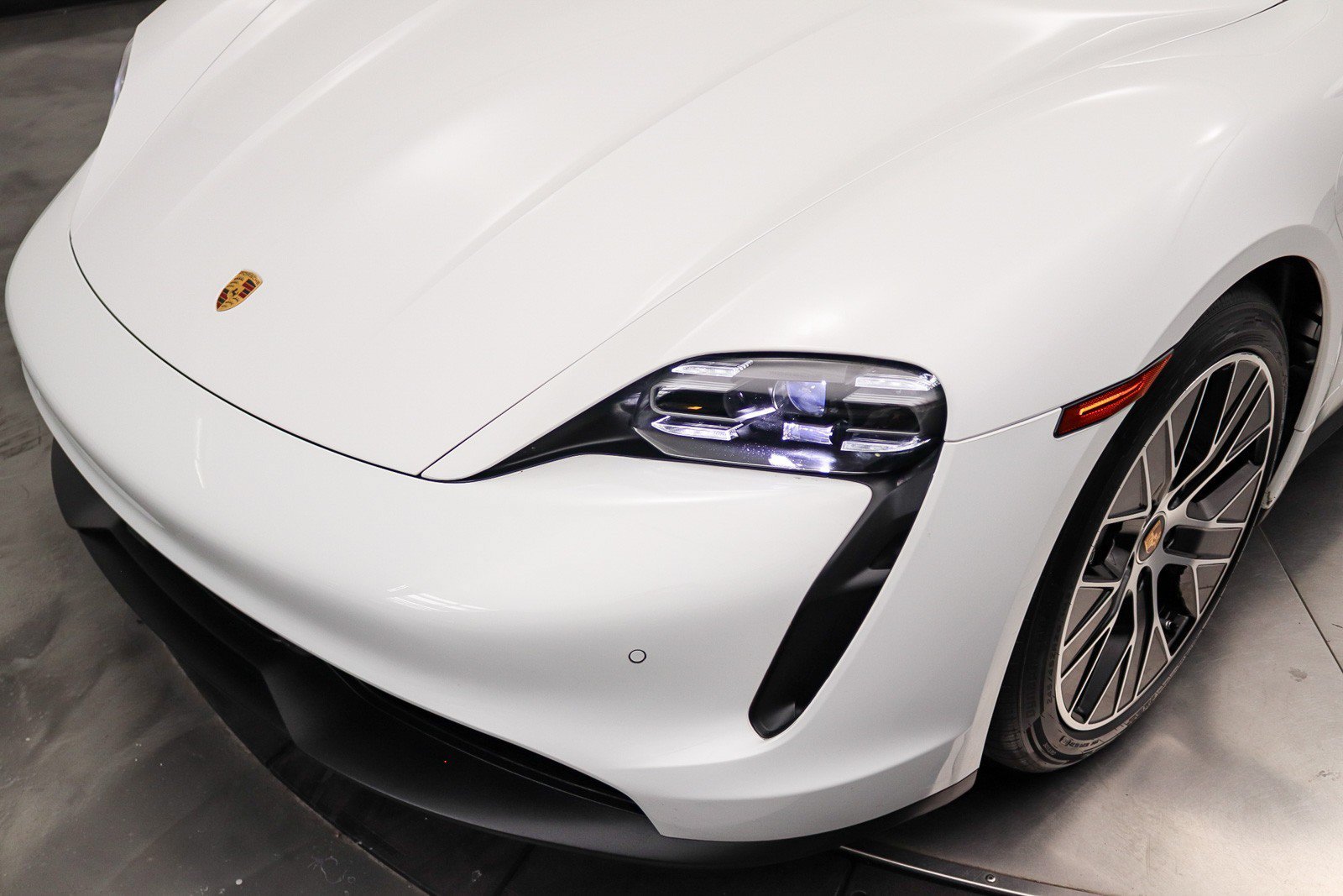 Used 2022 Porsche Taycan RWD image 10
