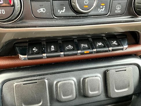Used 2017 Chevrolet Silverado 1500 High Country AWD/4WD image 39