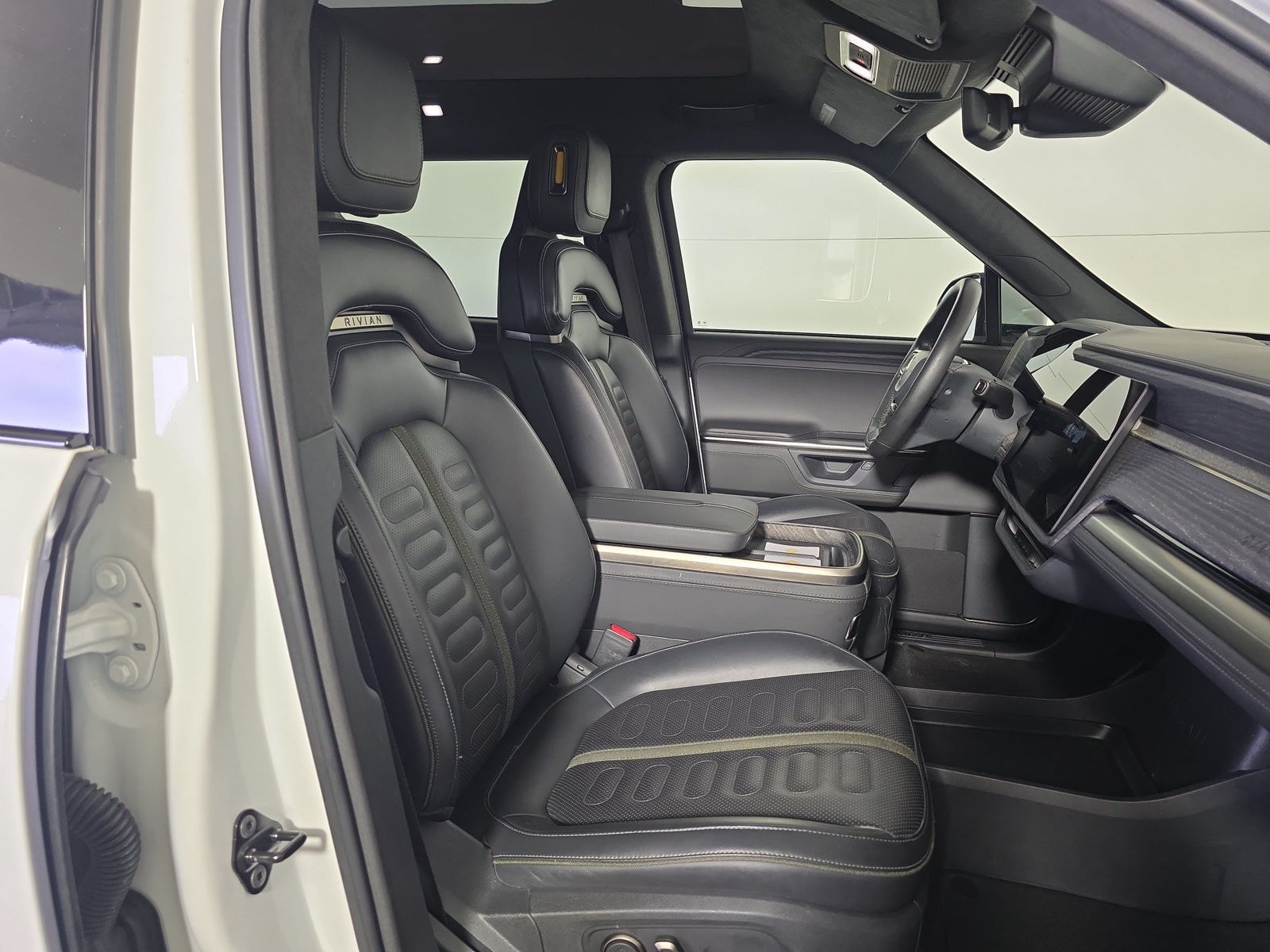 Used 2025 Rivian R1S Adventure Dual AWD/4WD image 24