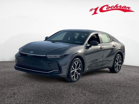 Used 2023 Toyota Crown XLE image 3