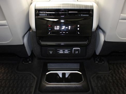 Used 2024 Jeep Wagoneer L Series III w/ Premium Group I AWD/4WD image 15