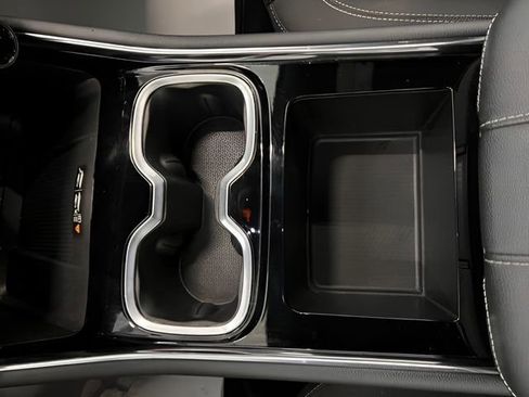 Used 2025 Chevrolet Traverse LT image 35