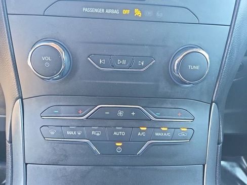 Used 2020 Ford Edge SE image 26