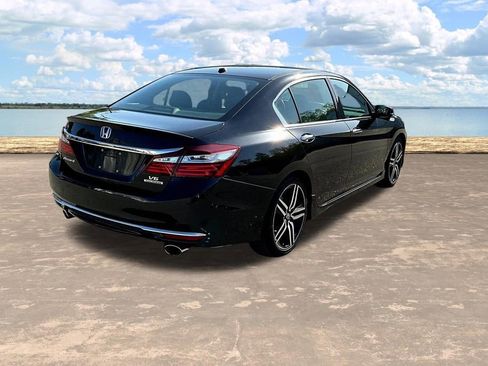 Used 2017 Honda Accord Touring image 11