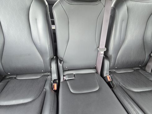 Used 2024 Kia Carnival LX FWD image 23