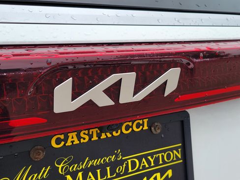 Used 2023 Kia Carnival EX FWD image 6