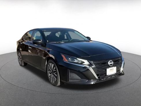 Used 2025 Nissan Altima 2.5 SV FWD image 2