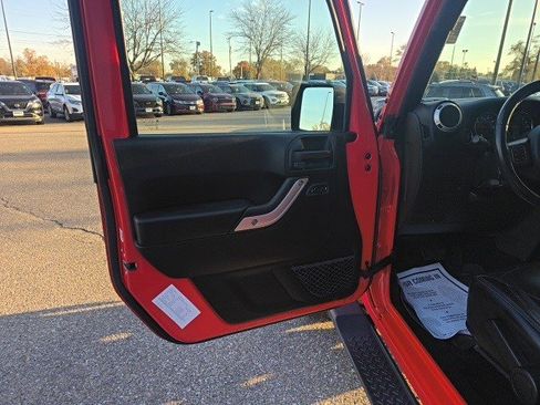 Used 2018 Jeep Wrangler Unlimited Sahara w/ Connectivity Group image 7