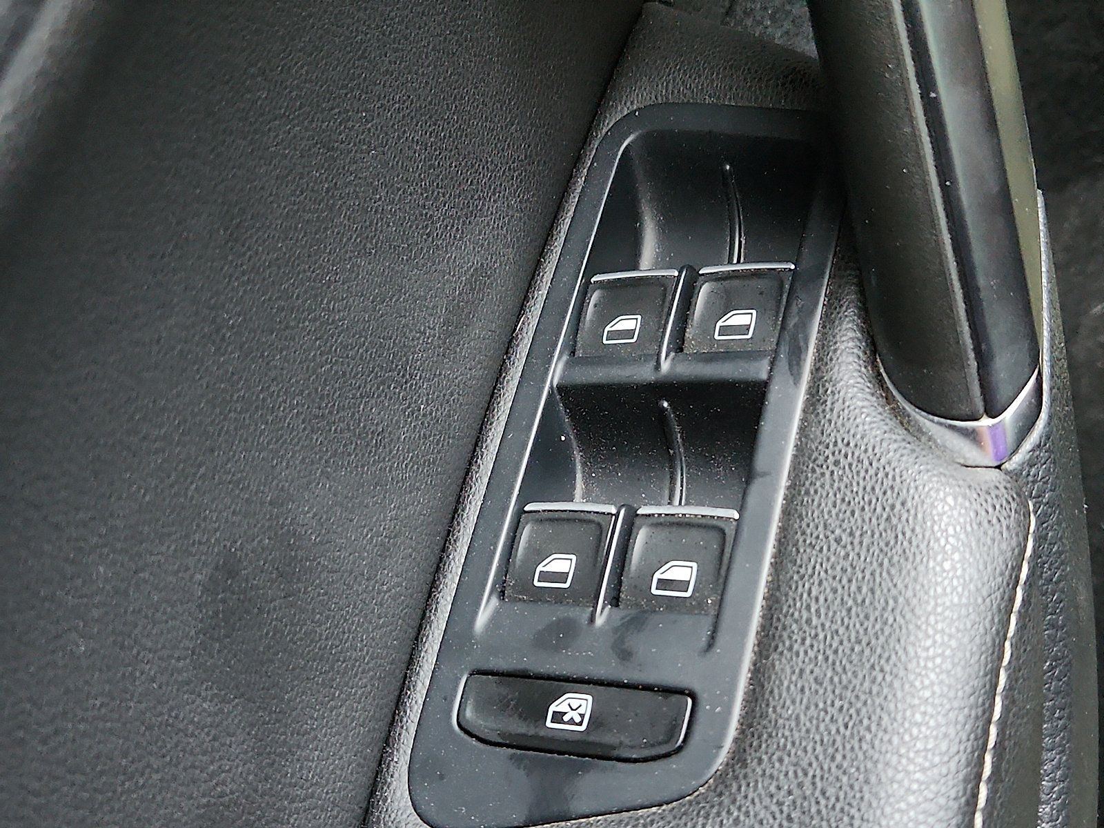Used 2015 Volkswagen Golf R 4-Door AWD/4WD image 17